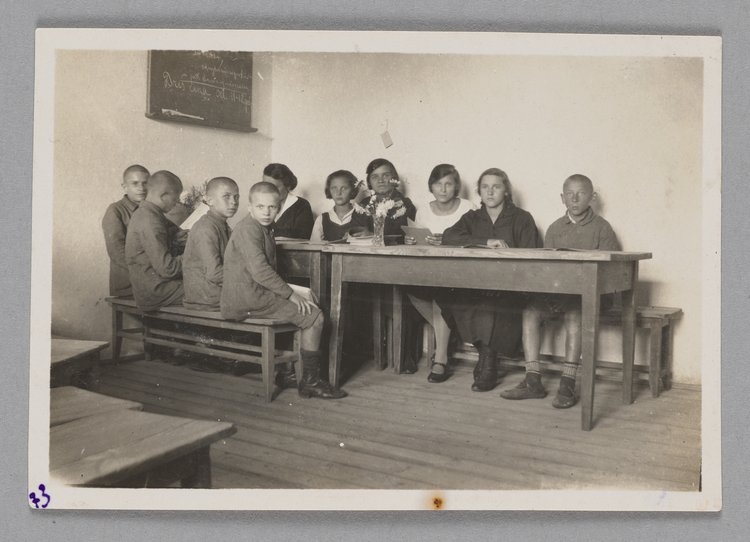 Fotografia przedstawiająca Marię Falską z Radą Samorządową Naszego Domu