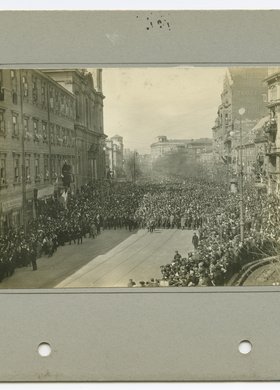 Pochód narodowy w 125 rocznicę uchwalenia Konstytucji 3 Maja na Krakowskim Przedmieściu