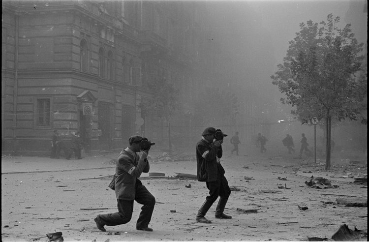 Operatorzy filmowi podczas dokumentowania pożarów na ulicy Jasnej