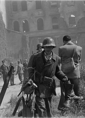 Powstańcy po zdobyciu Komendy Policji