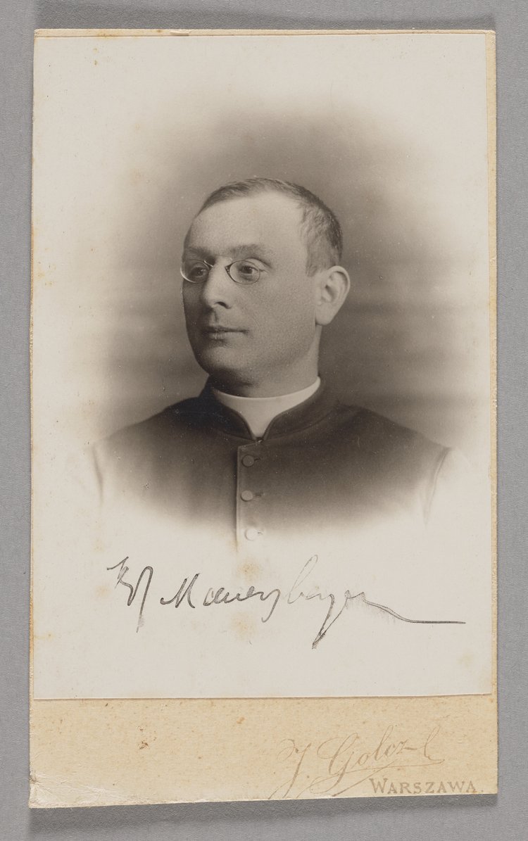 Album z fotografiami nauczycieli i uczennic pensji Antoniny Walickiej w Warszawie