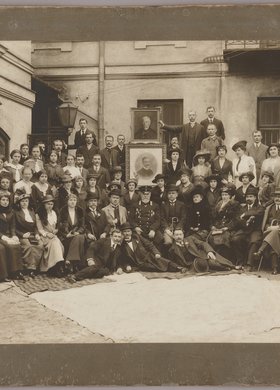 Portret zbiorowy pracowników firmy "Pluton", podwórze fabryki przy ulicy Żytniej 10