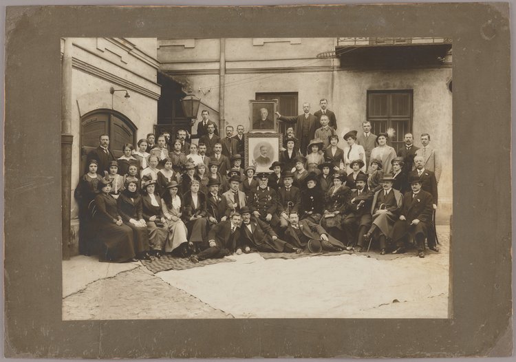 Portret zbiorowy pracowników firmy "Pluton", podwórze fabryki przy ulicy Żytniej 10