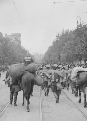 Pułk litewski armii carskiej opuszczający Warszawę