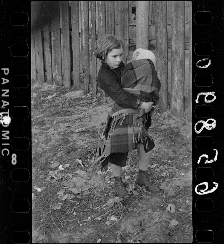 Portret dziewczynki z płaczącym dzieckiem, okolice ulicy Górczewskiej.