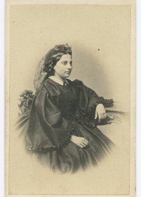 Portret kobiety w stroju z okresu żałoby narodowej