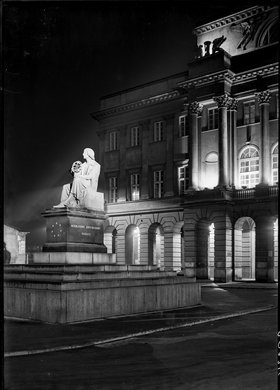 Pomnik Mikołaja Kopernika w nocnym oświetleniu