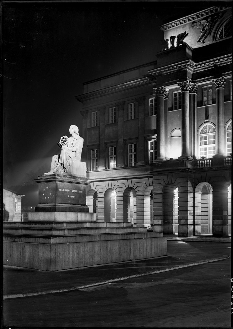 Pomnik Mikołaja Kopernika w nocnym oświetleniu