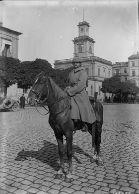 Żołnierz niemiecki na koniu przed Dworcem Wiedeńskim