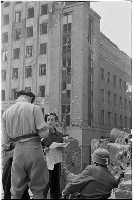 Powstańcy czytający prasę