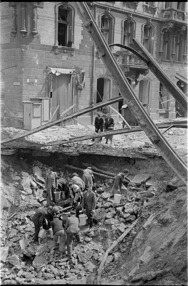 Czerpanie wody z uszkodzonego wodociągu na skrzyżowaniu ulicy Złotej i Zielnej