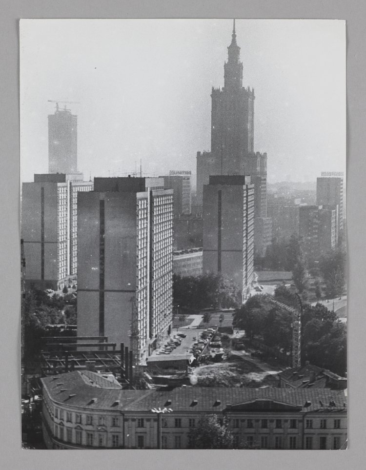 Widok z góry na zabudowę ulicy Elektoralnej i bloki osiedla Za Żelazną Bramą