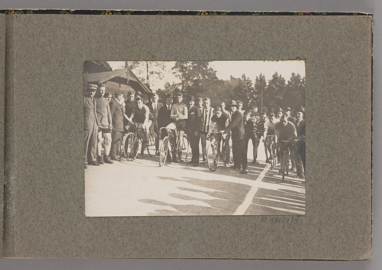 Album z fotografiami cyklistów na Dynasach