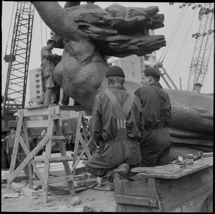 Montaż pomnika Bohaterów Warszawy 1939-1945 na placu Teatralnym