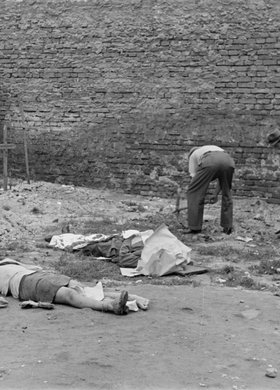 Grzebanie ofiar wybuchu pocisku granatnika