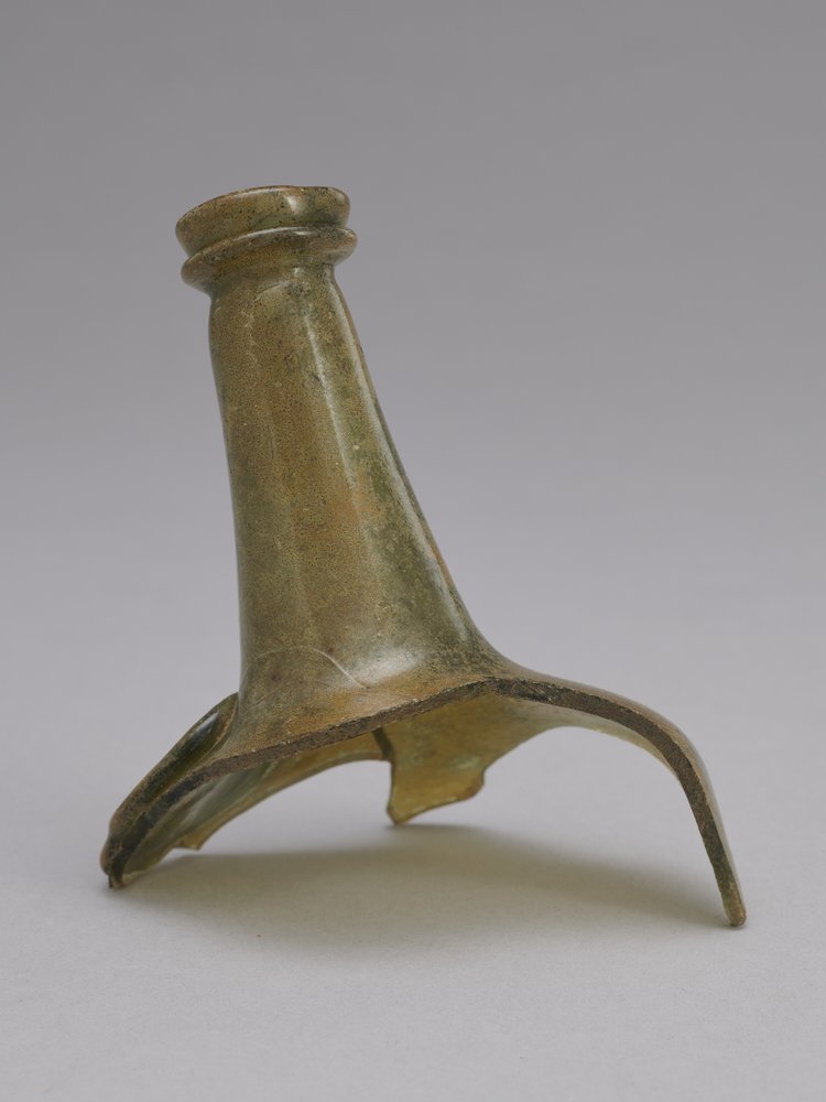 Butelka szklana ze stemplem, fragment