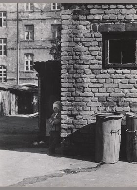 Dziecko na podwórzu przy ulicy Strzeleckiej 31