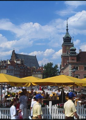 Plac Zamkowy i ogródek restauracji Literacka