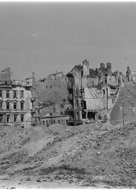 Ruiny zabudowy w rejonie skrzyżowania ulic Siennej i Wielkiej