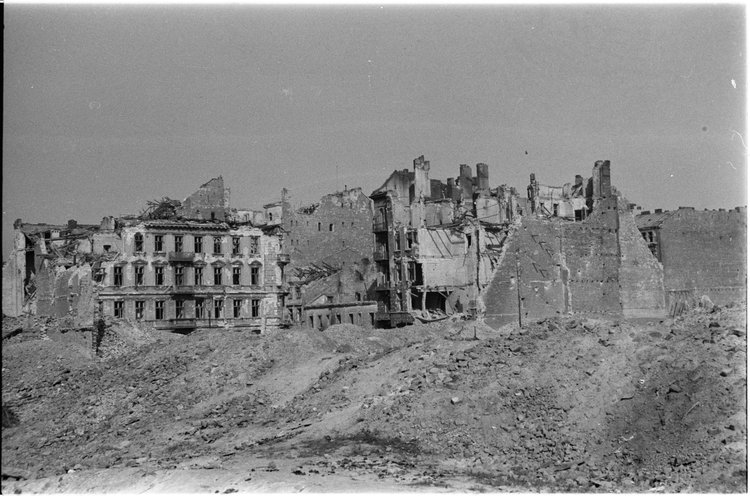 Ruiny zabudowy w rejonie skrzyżowania ulic Siennej i Wielkiej