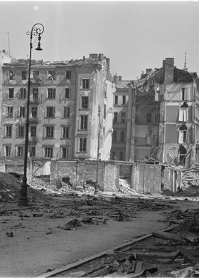 Ruiny zabudowy przy ulicy Siennej