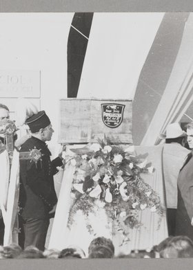 Pogrzeb bł. ks. Jerzego Popiełuszki - członkowie NSZZ "SOLIDARNOŚĆ", górale i górnicy szykujący się do przeniesienia trumny ze zwłokami kapłana sprzed kościoła do grobu