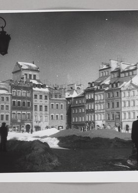 Rynek Starego Miasta zimą, widok na kamienice strony Dekerta i Barssa