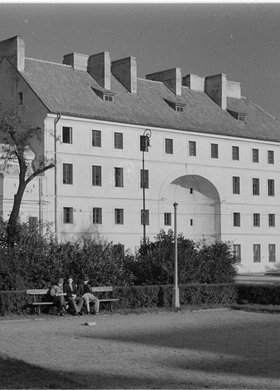 Dziekanka - akademik i zabytkowa kamienica przy Krakowskim Przedmieściu