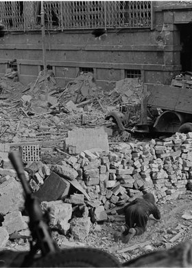 Powstaniec czołgający się pod osłoną przez ulicę Warecką