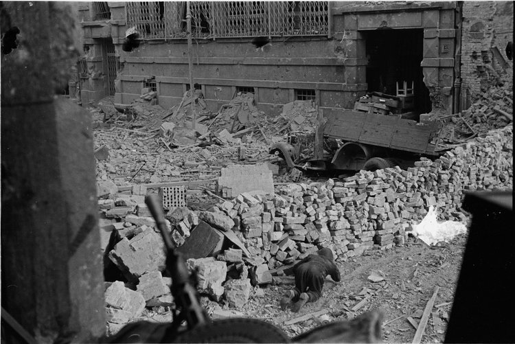 Powstaniec czołgający się pod osłoną przez ulicę Warecką