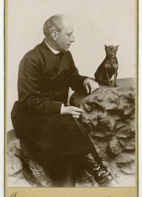 Portret księdza Zygmunta Chełmickiego z pieskiem