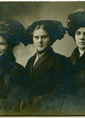 Portret trzech młodych kobiet