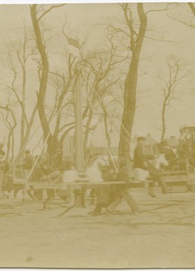 Widok "wesołego miasteczka" na Powązkach