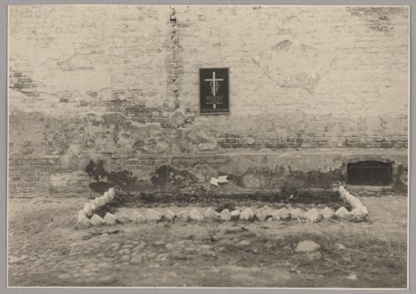 Miejsce straceń pod ścianą szczytową jednej z kamienic przy ulicy Wolskiej