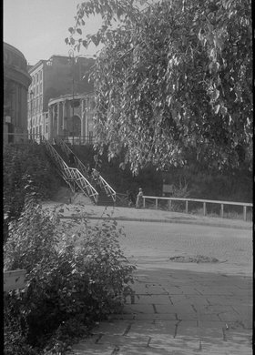 Schody przy ulicy Karowej i wiadukcie Stanisława Markiewicza