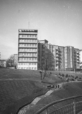 Widok z Dynasów na kompleks nowowczesnych budynków mieszkalnych na Sewerynowie