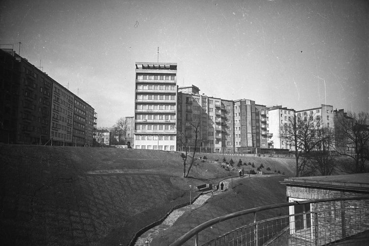 Widok z Dynasów na kompleks nowowczesnych budynków mieszkalnych na Sewerynowie