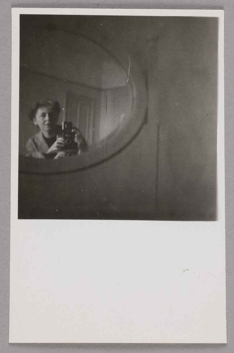 Autoportret Aliny Scholtz z aparatem fotograficznym Rolleiflex