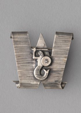 Broszka w kształcie litery W z Syreną