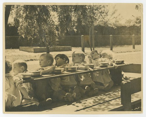 Dzieci z Domu Małego Dziecka imienia ks. Boduena podczas posiłku