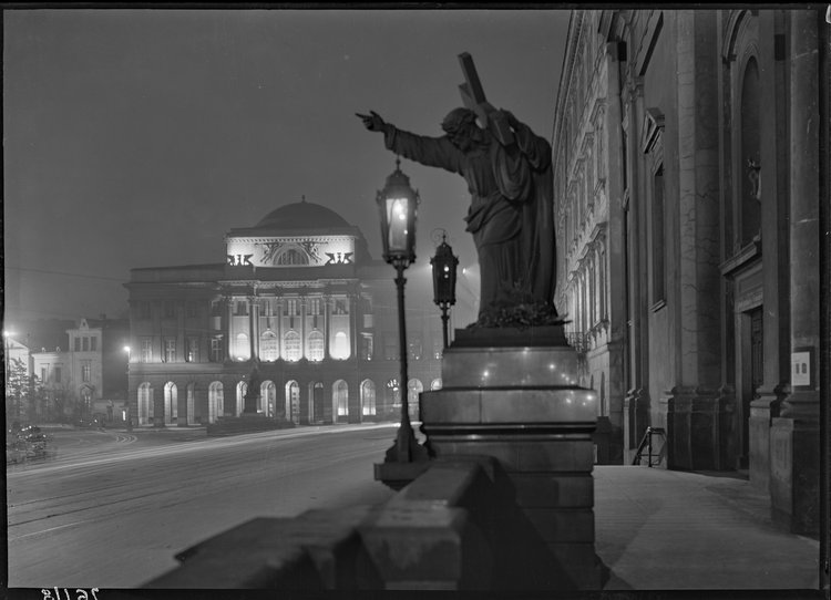 Figura Chrystusa przed kościołem św. Krzyża