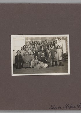 Fotografia przedstawiająca Izaaka Eliasberga, Janusza Korczaka (Henryka Goldszmita) i Stefanię Wilczyńską z dziećmi z Domu Sierot