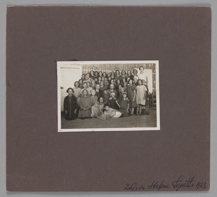 Fotografia przedstawiająca Izaaka Eliasberga, Janusza Korczaka (Henryka Goldszmita) i Stefanię Wilczyńską z dziećmi z Domu Sierot