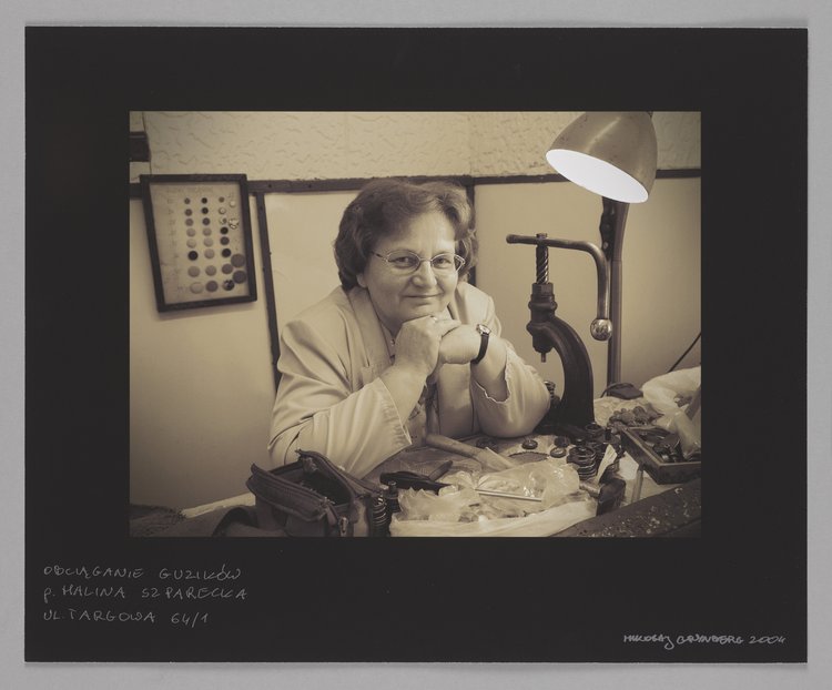 "Obciąganie guzików, p. Halina Szparecka, ul. Targowa 64/1"