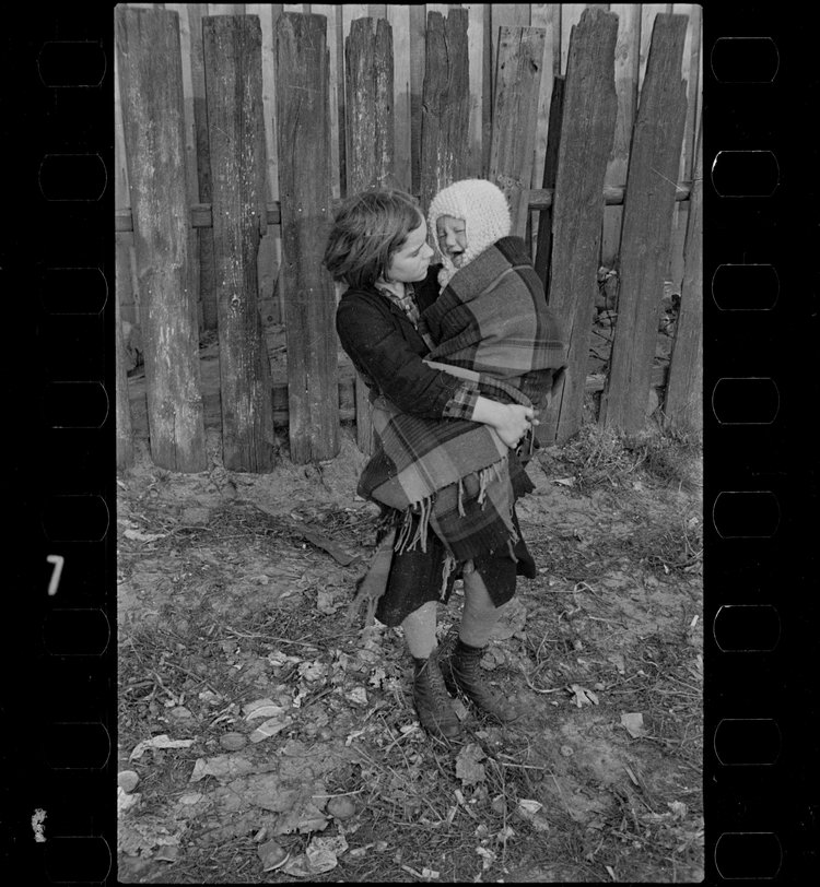 Portret dziewczynki z płaczącym dzieckiem, okolice ulicy Górczewskiej.