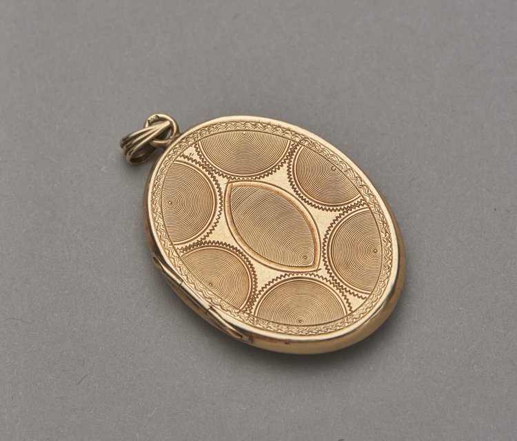 Medalion z krzyżem i wieńcem niezapominajek