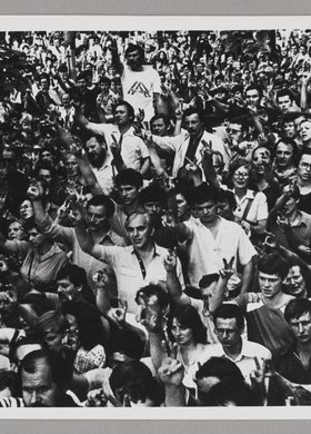 Pogrzeb Grzegorza Przemyka - tłum ludzi trzymających prawe ręce w górze i tworząc dwoma palcami literę "V"