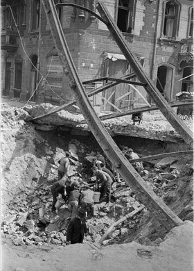 Czerpanie wody z uszkodzonego wodociągu na skrzyżowaniu ulic Złotej i Zielnej