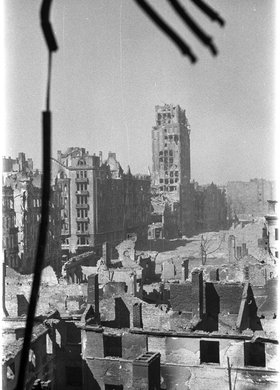 Panorama zniszczeń Śródmieścia w rejonie wylotu ulicy Szpitalnej na plac Napoleona