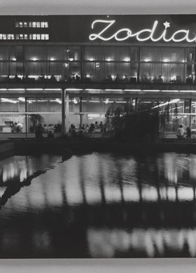 Zodiak Bar at night